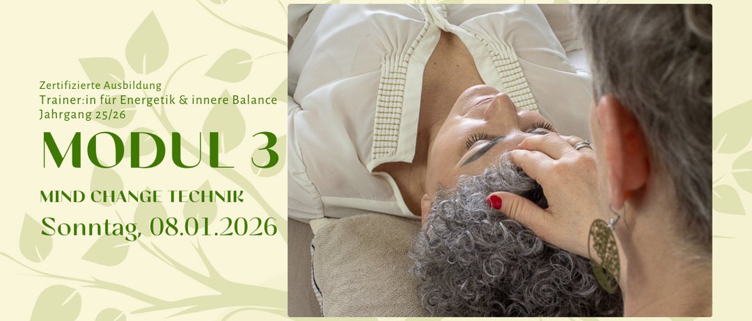 Eine Frau liegt auf einer Couch und bekommt von einer Therapeutin eine Gesichtsmassage. Datum: 08.01.2026.