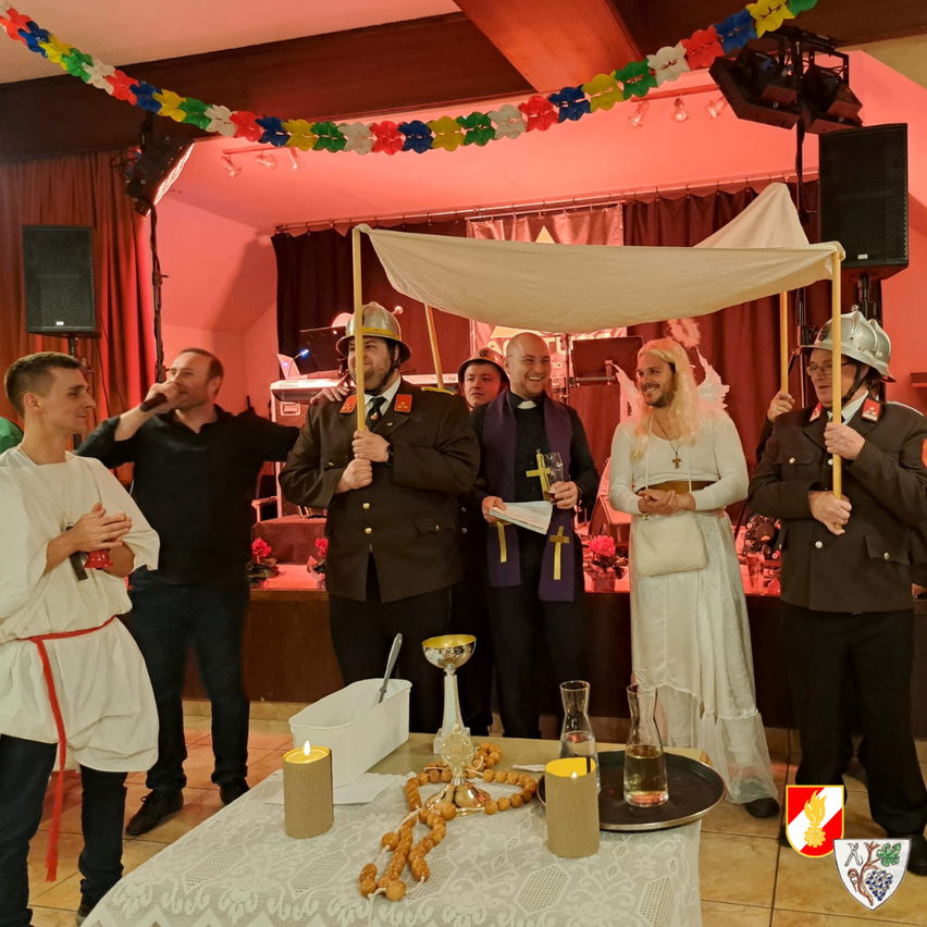 Bild enthält, Person, Adult, Bride, Female, Woman, Male, Man, Speaker, Helmet, Dress