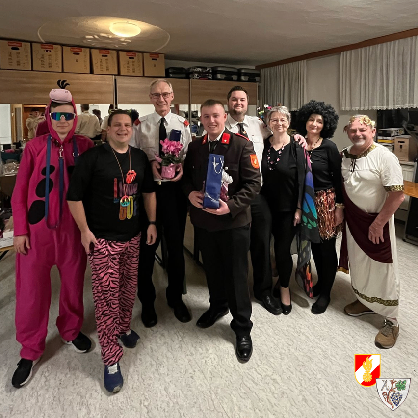 Bild enthält, People, Person, Groupshot, Pants, Suit, Adult, Female, Woman, Male, Man