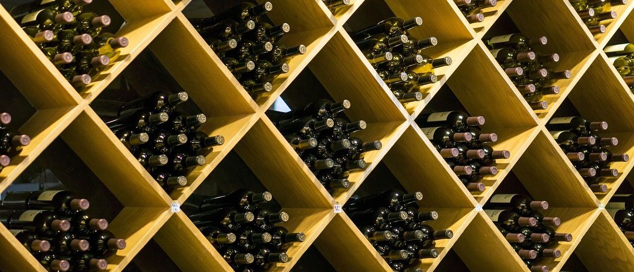 Bild enthält, Alcohol, Beverage, Liquor, Wine, Wine Cellar, Bottle, Wine Bottle, Person, Machine, Wheel