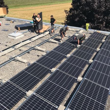 Bild enthält, Person, Worker, Electrical Device, Solar Panels, Outdoors, Aerial View