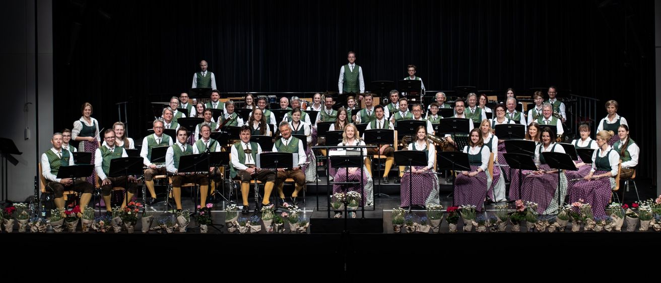 Bild enthält, Group Performance, Person, Music, Music Band, Musical Instrument, Musician, Performer, Indoors, Orchestra, Concert