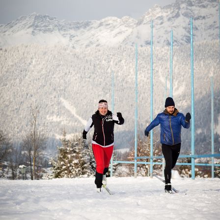 Bild enthält, Person, Adult, Male, Man, Jacket, Nature, Outdoors, Piste, Shoe, Running
