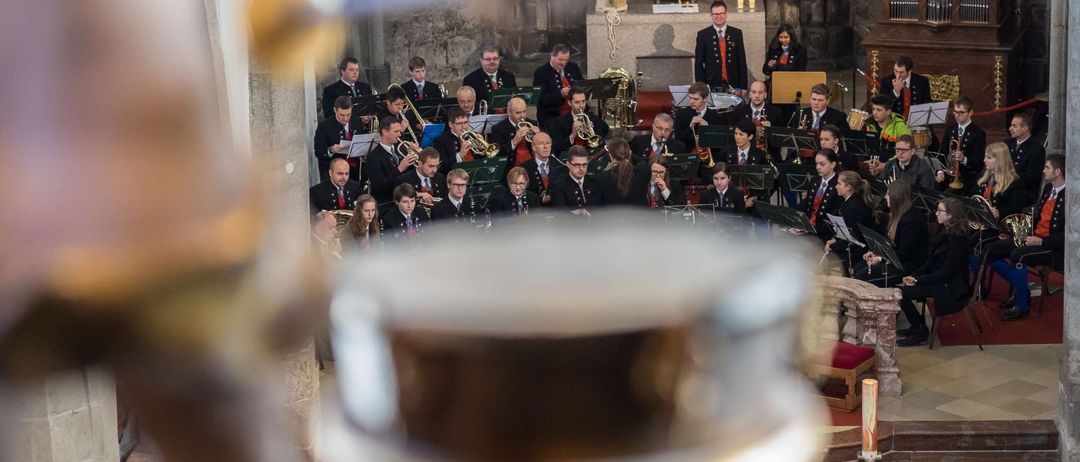 Bild enthält, People, Person, Group Performance, Indoors, Altar, Church, Prayer, Music, Musician, Face