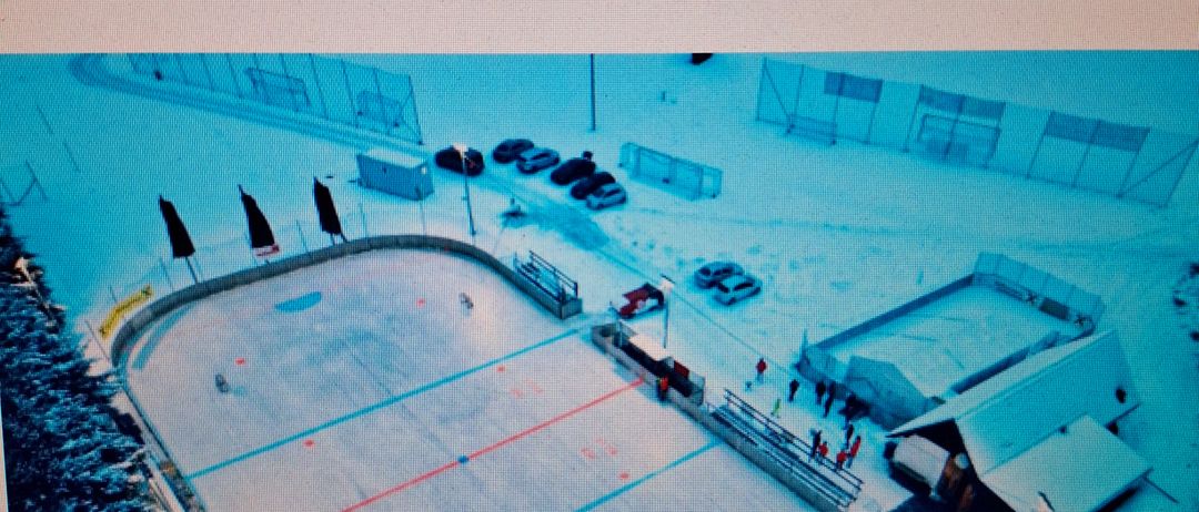 Eine Draufsicht auf eine Eisbahn, auf der einige Menschen Schlittschuh laufen. Textüberlagerung: SAMSTAG, 17. JÄNNER 2026 BEGINN 14 Uhr IM EISSTADIION ST. JOSEF.