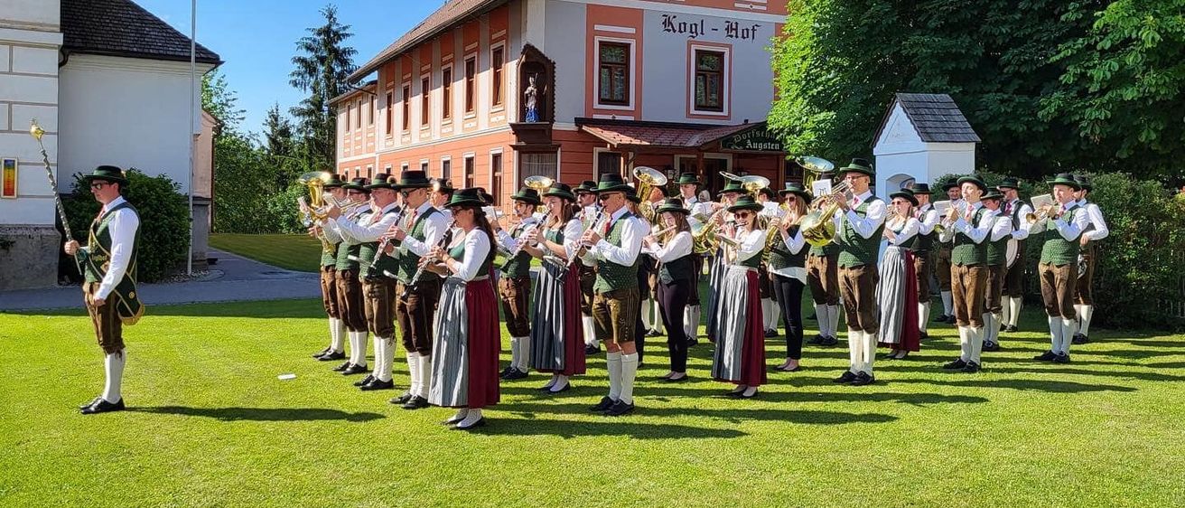 Bild enthält, Architecture, Building, College, People, Person