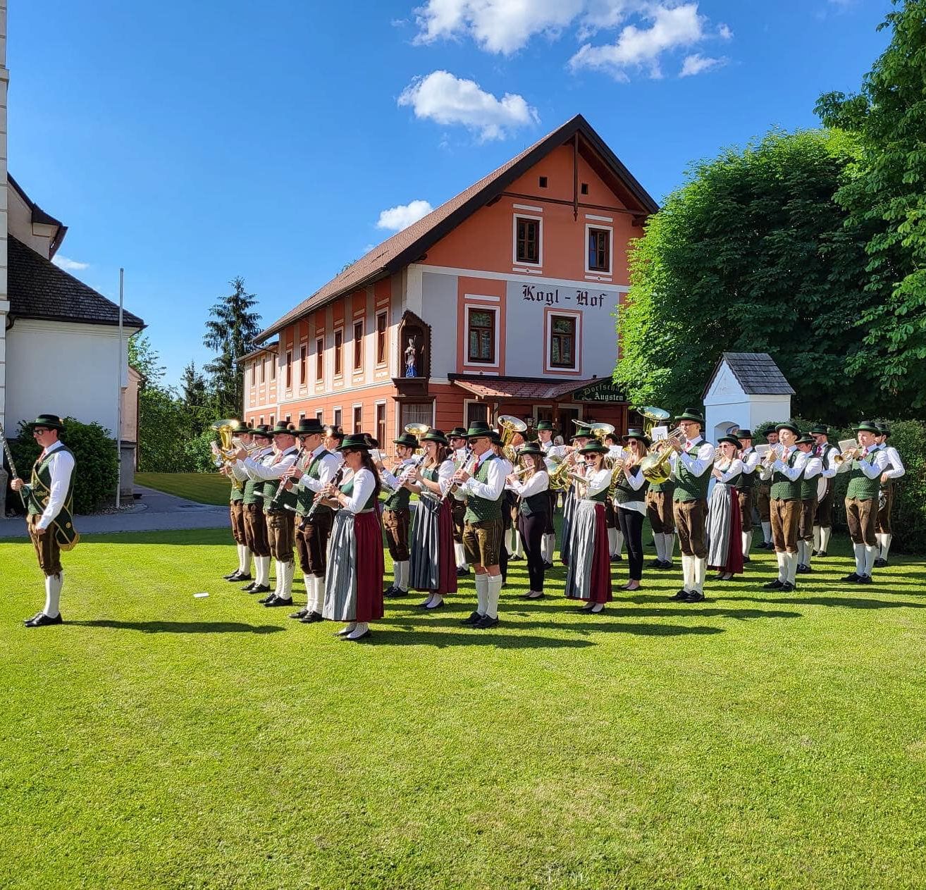 Bild enthält, Architecture, Building, College, People, Person