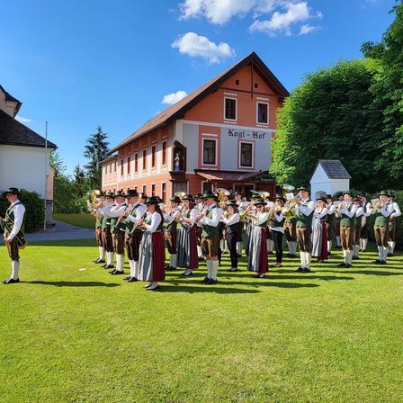 Bild enthält, Architecture, Building, College, People, Person