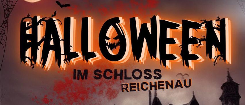 Ein Halloween-Event-Poster mit einem verwunschenen Schloss, Kürbissen und fliegenden Fledermäusen im Hintergrund. Der Text lautet 'Halloween im Schloss Reichenau' und '30. Oktober I 17.00 Uhr'.