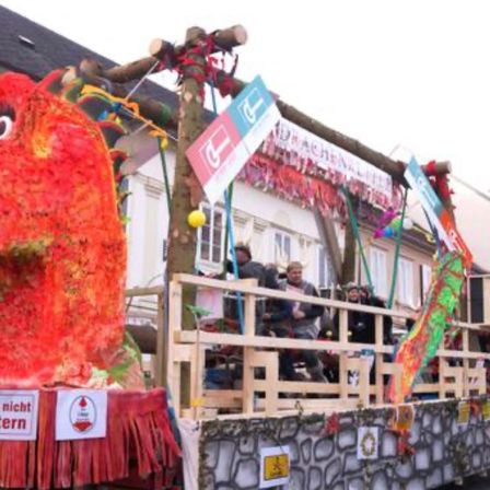 Bild enthält, Person, Chinese New Year, Festival, Animal, Bird, Chicken, Fowl, Poultry, Face, Head