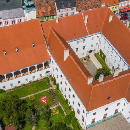 Bild enthält, Architecture, Building, Outdoors, Housing, Aerial View, House, Car, Transportation, Vehicle