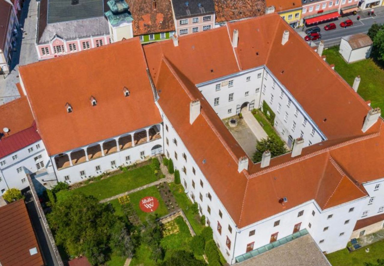 Bild enthält, Architecture, Building, Outdoors, Housing, Aerial View, House, Car, Transportation, Vehicle