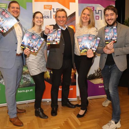 Bild enthält, Groupshot, Person, Adult, Female, Woman, Advertisement, Male, Man, Pants, Poster