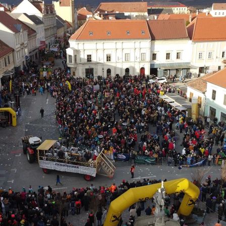 Bild enthält, City, Urban, People, Person, Downtown, Crowd, Outdoors, Building, Wheel, Neighborhood