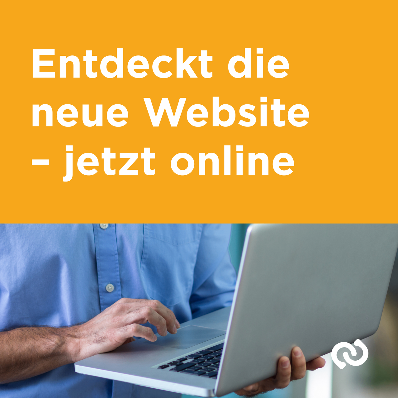 Ein Mann in einem blauen Hemd benutzt einen Laptop mit dem Text 'Entdeckt die neue Website - jetzt online' auf dem Bildschirm.