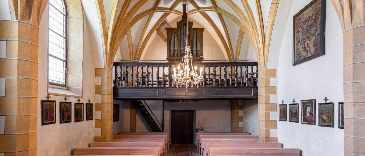 Bild enthält, Indoors, Architecture, Building, Prayer, Chapel, Church, Person, Chandelier, Lamp, Altar