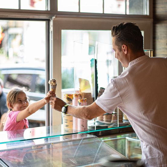 Bild enthält, Adult, Male, Man, Person, Ice Cream, Child, Female, Girl, Head, Face