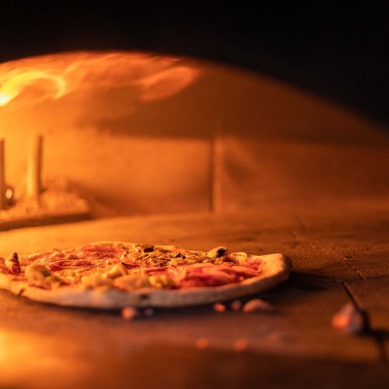 Bild enthält, Food, Pizza, Appliance, Baking, Cooking, Device, Electrical Device, Oven