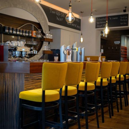 Bild enthält, Cup, Bar, Chair, Furniture, Indoors