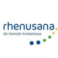 Das Rhenusana-Logo zeigt das blaue Wort 'rhenusana' mit einem gelben Punkt darüber und drei blauen Punkten darunter auf weißem Hintergrund. Der Text 'die rheintaler krankenkasse' ist in Schwarz unter dem Hauptwort.
