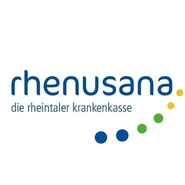 Das Rhenusana-Logo zeigt das blaue Wort 'rhenusana' mit einem gelben Punkt darüber und drei blauen Punkten darunter auf weißem Hintergrund. Der Text 'die rheintaler krankenkasse' ist in Schwarz unter dem Hauptwort.