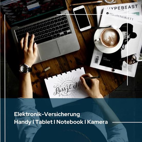 Hände tippen auf einem Laptop, Tasse Kaffee und ein Buch auf einem Holztisch. Eine Person zeichnet mit einem Stift auf Papier. Text: Elektronik-Versicherung Handy Tablet Notebook Kamera.