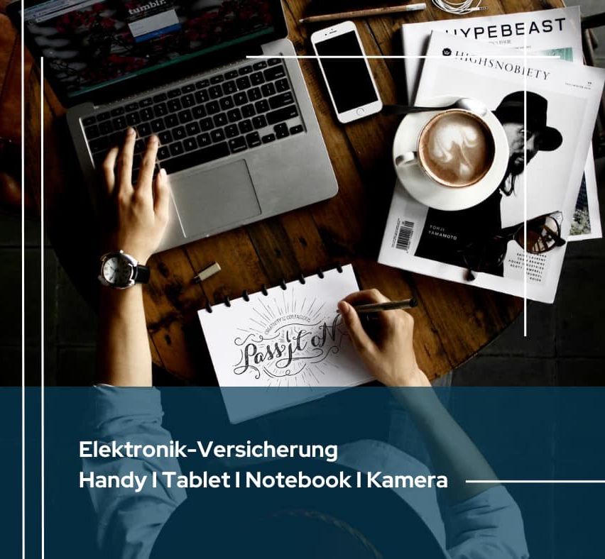 Hände tippen auf einem Laptop, Tasse Kaffee und ein Buch auf einem Holztisch. Eine Person zeichnet mit einem Stift auf Papier. Text: Elektronik-Versicherung Handy Tablet Notebook Kamera.