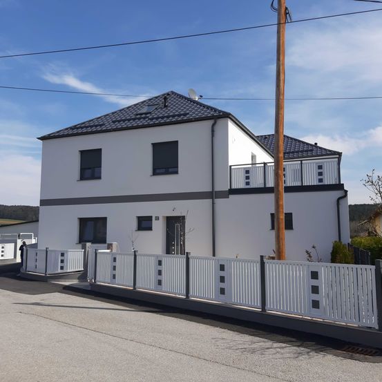 Bild enthält, Nature, Outdoors, Yard, Person, Housing, Gate, Picket Fence, House