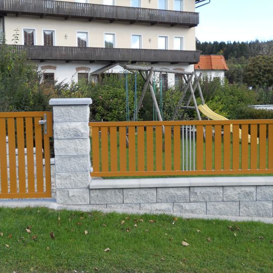 Bild enthält, Backyard, Nature, Outdoors, Yard, Gate, Railing, Fence
