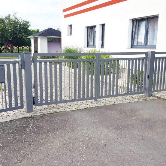 Bild enthält, Nature, Outdoors, Yard, Gate, Picket Fence