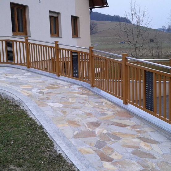 Bild enthält, Floor, Path, Walkway, Railing, Outdoors, Housing, Machine, House, Backyard, Yard
