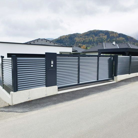 Bild enthält, Outdoors, Gate, Nature, Yard