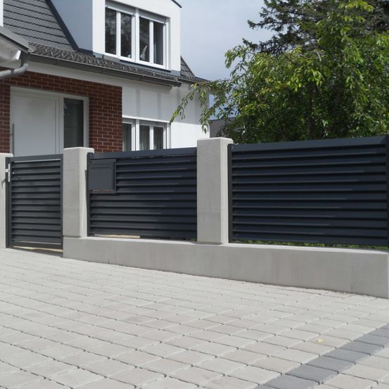 Bild enthält, Nature, Outdoors, Yard, Gate, Window