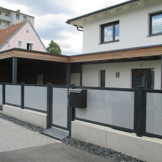 Bild enthält, Gate, Mailbox