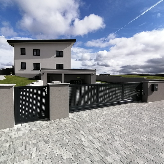 Bild enthält, Gate, House, Housing, Villa, Outdoors