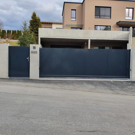 Bild enthält, Gate, Indoors, Garage