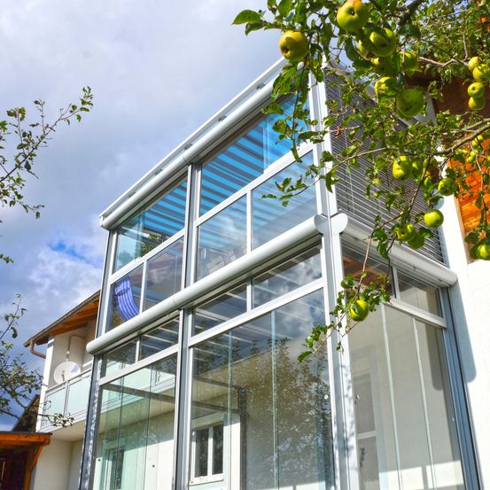 Bild enthält, French Window, Window, Building, Office Building, Door, Bay Window, Citrus Fruit, Fruit, Interior Design, Pear