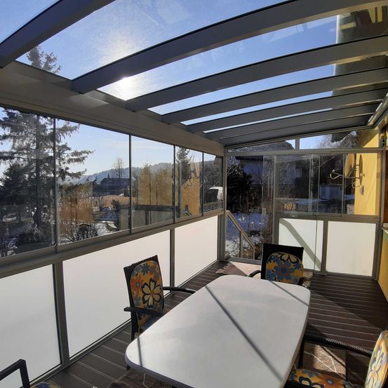 Bild enthält, Indoors, Interior Design, Desk, Chair, Window, Housing