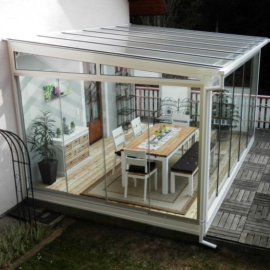 Bild enthält, House, Housing, Porch, Plant, Interior Design, Chair, Bench, Outdoors, Table, Garden