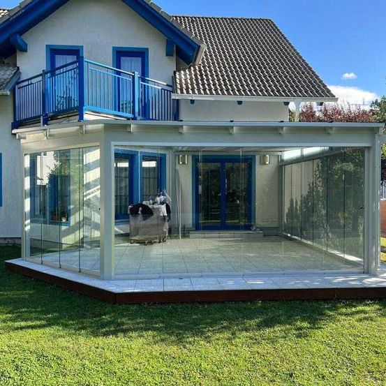 Bild enthält, Building, House, Housing, Porch, Deck, Outdoors, Grass, Patio, Interior Design, Person