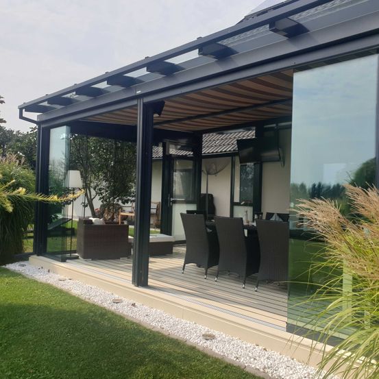 Bild enthält, Interior Design, House, Housing, Porch, Patio, Pergola, Floor, Grass, Villa, Terrace