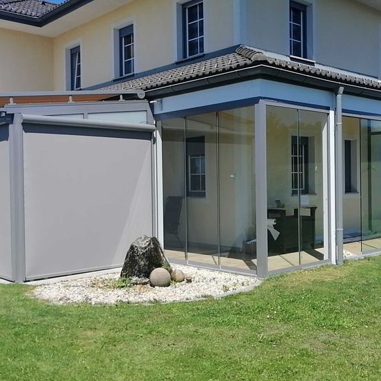 Bild enthält, Housing, Interior Design, Grass, House, Portico, Porch