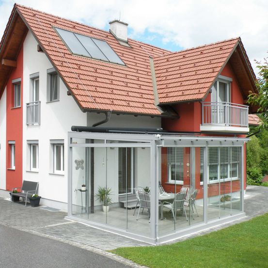 Bild enthält, Cottage, House, Housing, Bench, Plant, Door, Chair, Candle, Roof, Porch