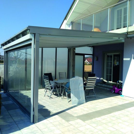 Bild enthält, House, Housing, Patio, Porch, Floor, Pergola, Door, Interior Design, Box, Chair