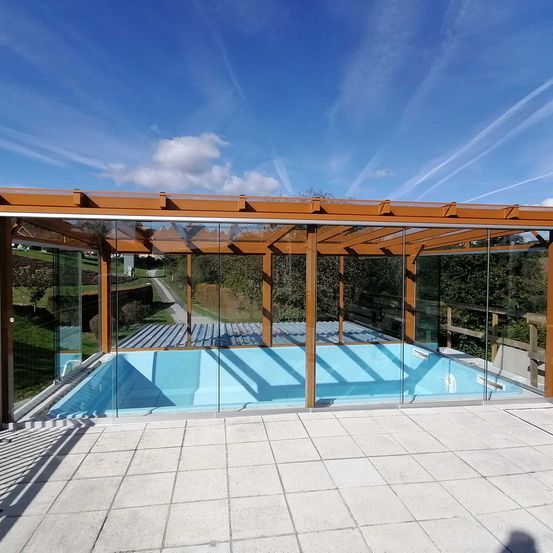 Bild enthält, Housing, Porch, Pool, Water, Swimming Pool, Patio, Outdoors, Pergola, Interior Design, Floor