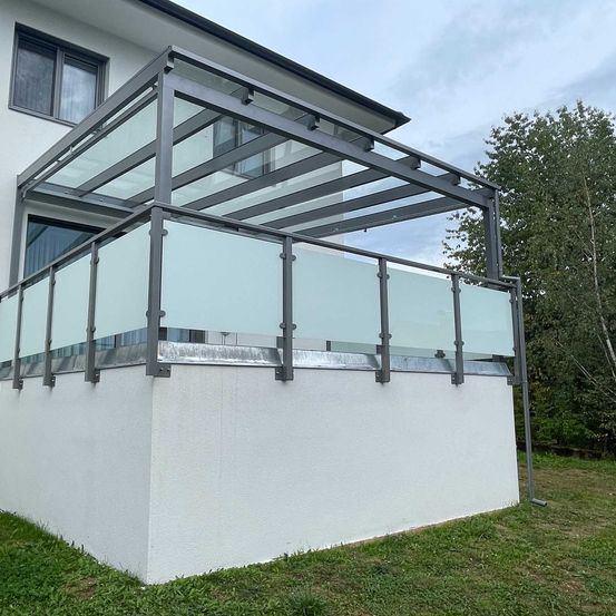 Bild enthält, House, Housing, Porch, Floor, Outdoors, Shelter, Interior Design