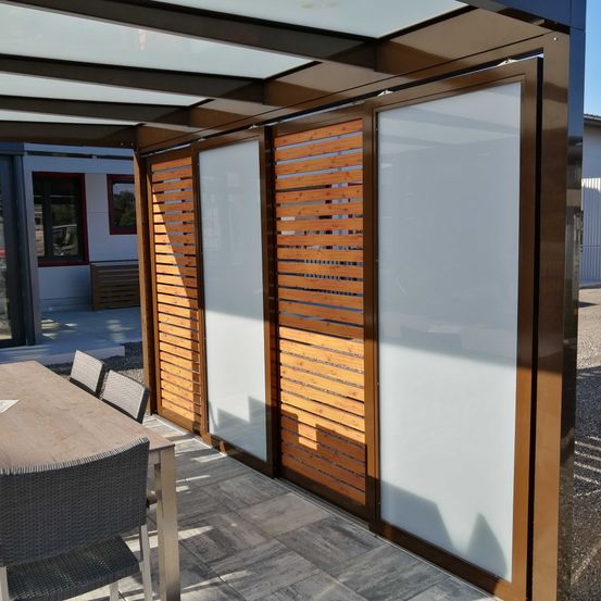 Bild enthält, Indoors, Interior Design, Door, Chair, Furniture, Desk, Table, Outdoors