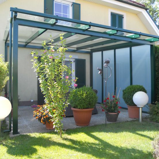 Bild enthält, Housing, Porch, Patio, Pergola, Backyard, Garden, Plant, Potted Plant, Planter, Interior Design