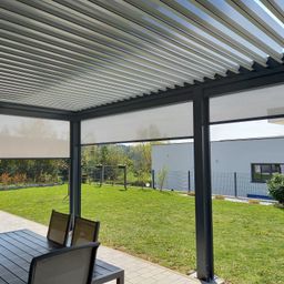 Bild enthält, Interior Design, House, Housing, Porch, Grass, Patio, Outdoors, Shelter, Chair, Pergola