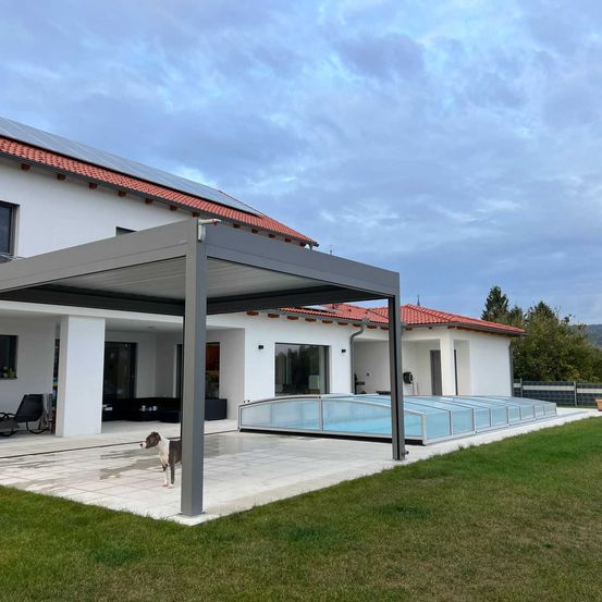 Bild enthält, Housing, House, Patio, Dog, Porch, Portico, Hot Tub